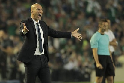 Zinedine Zidane, da instrucciones a sus jugadores, durante el partido contra el Betis.