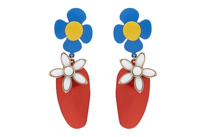 Saint Laurent incluyó varios modelos de pendientes florales XXL para esta primavera-verano. Nos quedamos con estos por la original mezcla de colores.