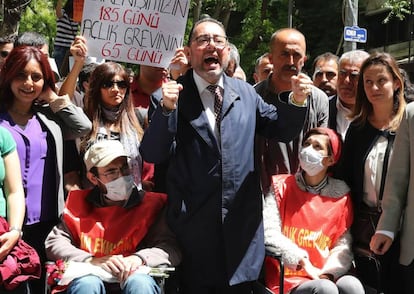 El presidente del grupo socialdem&oacute;crata del Parlamento Europeo, Gianni Pittella (centro), durante un encuentro de solidaridad con Semih &Ouml;zak&ccedil;a y Nuriye G&uuml;lmen (con mascarillas)