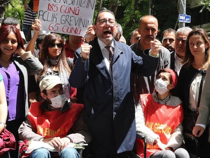 El presidente del grupo socialdem&oacute;crata del Parlamento Europeo, Gianni Pittella (centro), durante un encuentro de solidaridad con Semih &Ouml;zak&ccedil;a y Nuriye G&uuml;lmen (con mascarillas)