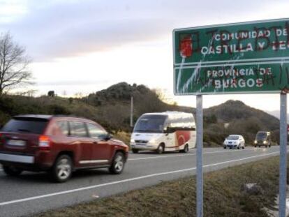 Cartel de carretera en la entrada al Condado de Treviño. 