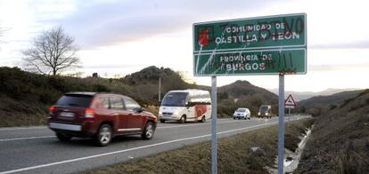 Cartel de carretera en la entrada al Condado de Treviño. 