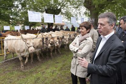 El lehendakari Iñigo Urkullu y la consejera de Desarrollo Económico, Arantza Tapia en Respaldiza, Alava