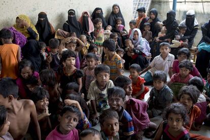 Un grupo de mujeres y niños espera ser atendido en un centro sanitario en el campo de refugiados de Leda.