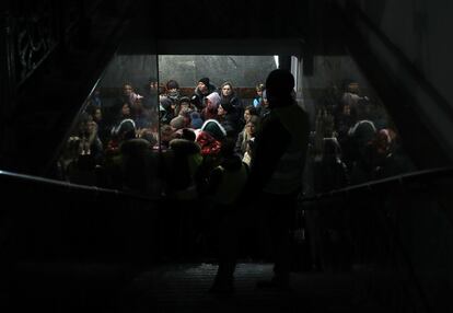Decenas de mujeres y niños han salido, este miércoles, en un tren desde la Estación Central de Lviv con destino a Polonia. El Alto Comisionado de Naciones Unidas para los Refugiados, ACNUR, ha instado a las autoridades de los países vecinos de Ucrania a que abran sus fronteras a los africanos que huyen del conflicto en ese país, cuando diversos testimonios e informes indican que a algunos de ellos se les niega el acceso a un lugar seguro, según ha informado este miércoles la agencia de Naciones Unidas. 