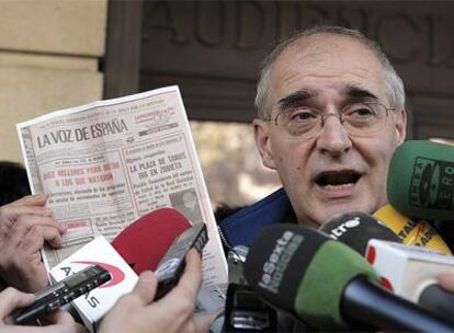 Antxon se dirige a la prensa con un recorte de 'La Voz de España' tras declarar en la Audiencia Nacional