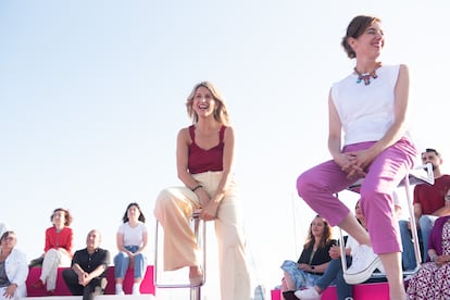 La vicepresidenta Yolanda Díaz, junto a la portavoz parlamentaria de Sumar, Marta Lois, en el inicio de la campaña de las generales en A Coruña el pasado julio.