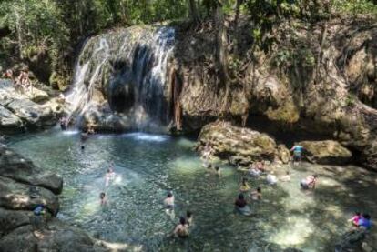 Aguas termales en la Finca Paraíso, cerca de Río Dulce (Guatemala).