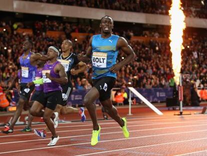 Bolt, a la derecha, cruza la línea por delante de Rodgers en la final de los 100m.