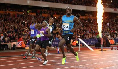 Bolt, a la derecha, cruza la línea por delante de Rodgers en la final de los 100m.