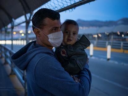 Un migrante hondureño cruza el puente fronterizo en Ciudad Juárez para reprogramar su cita ante una corte de inmigración en medio de la pandemia.