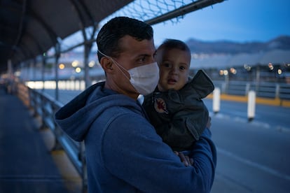 Un migrante hondureño cruza el puente fronterizo en Ciudad Juárez para reprogramar su cita ante una corte de inmigración en medio de la pandemia.