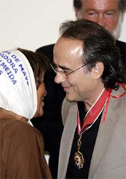 Joan Manuel Serrat es felicitado por una de las Madres de Mayo.