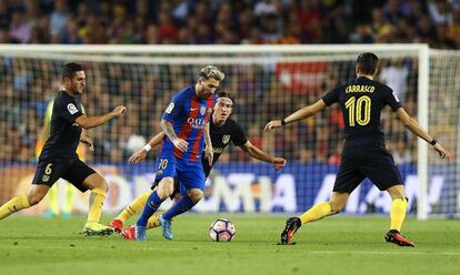 Messi, rodeado por Koke, Luis Filipe y Carrasco.