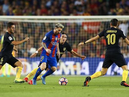 Messi, envoltat per Koke, Luis Filipe i Carrasco.