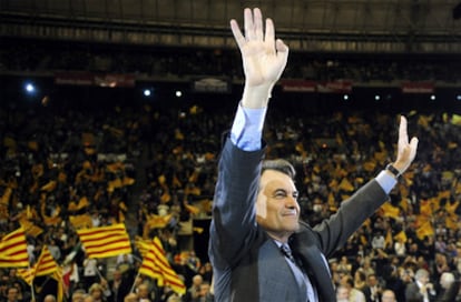 El líder de CiU saluda a los asistentes a su acto de fin de campaña en el Palau Sant Jordi.