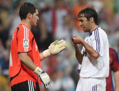 Iker Casillas (con un guante de cuatro dedos en su mano izquierda) recibe el brazalete de capitán de manos de Raúl (7-05-2008)