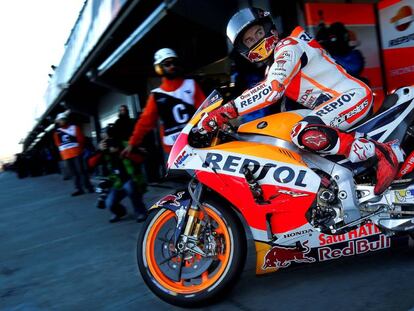 Marc Márquez, a la salida del box.