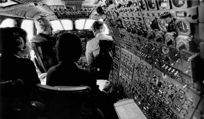 El piloto del avión, Pierre Dubal, conversa con otro miembro de la tripulación en la cabina del avión durante el vuelo inaugural del Concorde de Air France, el 24 de mayo de 1976.