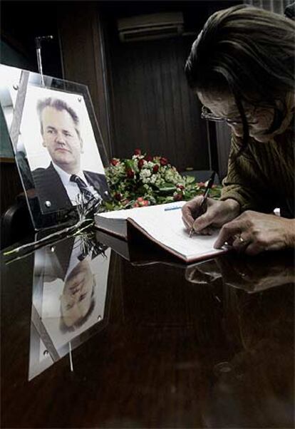 Una mujer firma en un libro de condolencias por Milosevic ayer en Pozarevac.