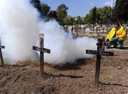 Un fumigador desinfecta el cementerio de La Chacarita