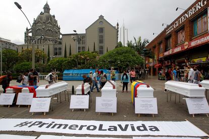Conjunto de ataúdes durante un acto del grupo humanitario "Justicia al derecho", en Medellín
