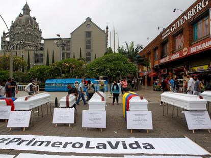 Conjunto de ataúdes durante un acto del grupo humanitario "Justicia al derecho", en Medellín, el 24 de agosto de 2020.