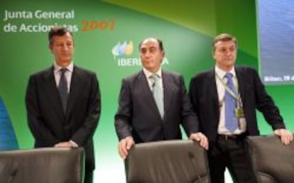 El presidente de Iberdrola, Ignacio Gal&aacute;n (c), y los directores econ&oacute;mico, Jos&eacute; S&aacute;inz Armada (i) y de operaciones, Jos&eacute; Luis San Pedro (d).