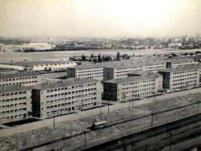 Imagen de "las ochocientas", como se conoce a las viviendas de la Colonia de San Cristóbal. Frente a ellas, un tranvía pasa por lo que hoy es el Paseo de la Castellana. Al otro lado se ubican hoy las Cuatro Torres. Sus vecinos han representado la resistencia del barrio contra las grandes operaciones urbanísticas: <a href="https://elpais.com/diario/1988/04/17/madrid/577279456_850215.html" target="_blank">se enfrentaron a la inmobiliaria Darsa</a>, obligándola a rebajar el precio de unos pisos construidos con subvenciones, y plantaron cara a los Albertos para tratar de impedir la construcción de las Torres Kio.