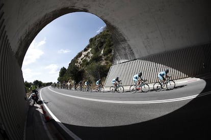 El pelotón a su paso por Trepa (Ourense), durante la séptima etapa de la Vuelta Ciclista a España 2016 entre la localidad orensana de Maceda y la zamorana de Puebla de Sanabria, con un recorrido de 158,5 kilómetros.