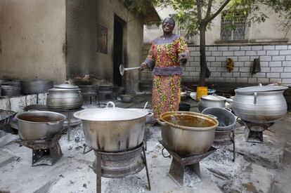 Tata Momo posa en la cocina de su restaurante en Bouake (Costa de Marfil).