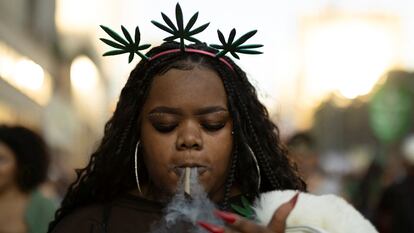 Una mujer participa en una manifestación a favor de la legalización de la marihuana.