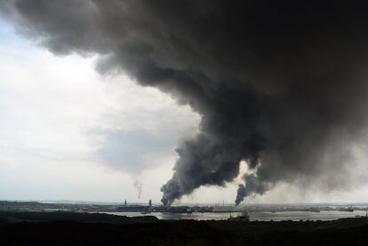 Vista del incendio originado por una fuerte explosión en una petroquímica en el estado de Veracruz (México).