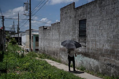 Una habitante camina sobre el final del pasaje La Fuente, uno de los sectores más peligrosos de la urbanización Cimas de San Bartolo.
