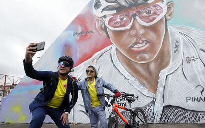 Seguidores de Egan Bernal se toman una fotografía junto a un mural con la imagen del ciclista. Con tan solo 22 años, Bernal alcanzó este domingo lo que otros 77 colombianos buscaron desde 1975: alzarse con el Tour de Francia, la máxima competencia del ciclismo mundial.