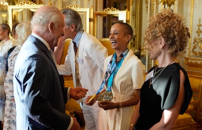 Carlos III, durante la recepción  con organizaciones de ayuda a enfermos de cáncer, saluda a la locutora Adele Roberts, en el acto en Buckingham Palace, el miércoles 30 de abril.