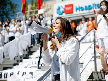 Sanitarios protestan este viernes en las puertas del Hospital Gregorio Marañón de Madrid.