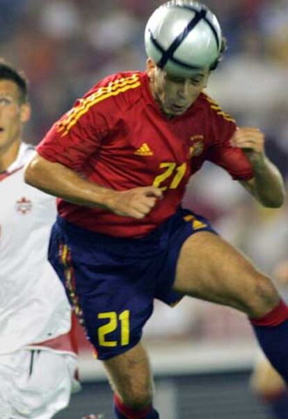 Tamudo cabecea el primer gol de España ante la mirada de Klukowski.