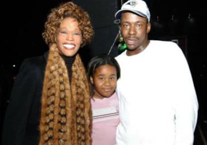 Bobbi Kristina Brown, entre sus padres, antes de estar divorciados..