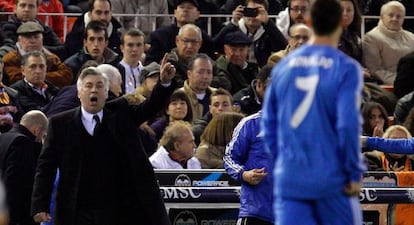 Ancelotti da instrucciones durante el partido contra el Valencia. 