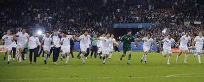 Los jugadores italianos celebran su pase a cuartos de final tras derrotar a Francia.