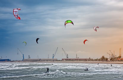 Exhibición de 'kite surf' en la playa de Sagunto (Valencia). 