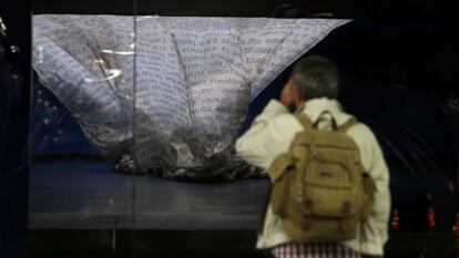 Un hombre observa este martes la membrana del monumento tirada en el suelo.