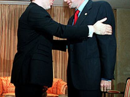 Carlos Urquijo y Juan José Ibarretxe, ayer durante su encuentro.