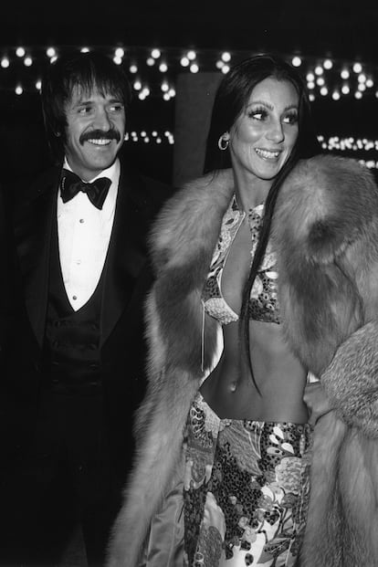 Una de las más arriesgadas de la historia de los premios fue Cher en 1973.