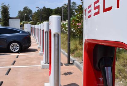 <p>La empresa de Elon Musk, <a href="https://www.tesla.com/es_ES/?redirect=no">Tesla</a>, aumentó gratuitamente la autonomía de las baterías un 20% de sus modelos Model S/X 60/60D para que los usuarios de estos vehículos eléctricos pudieran escapar del huracán Irma. Se realizó mediante un actualización de <em>software</em>, es decir, los conductores se encontraron con este cambio de forma automática. AirBnB activó su <a href="https://www.airbnb.es/welcome/evacuees">programa de respuesta de desastres</a> en México. La compañía permite, desde el pasado día 19, la publicación de inmuebles sin coste para el anfitrión o los huéspedes con el objetivo de que afectados y voluntarios tengan un lugar donde dormir. Además, <a href="https://www.uber.com/es-MX/blog/fuerzamexico/">Uber</a>, <a href="https://twitter.com/Cabify_Mexico/status/910579499087028224">Cabify</a> y los taxistas ofrecieron traslados gratis a centros de abastecimiento de víveres, hospitales y albergues.</p>