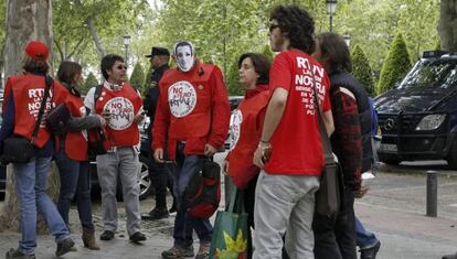 Concentración de trabajadores de la RTVV ante la Audiencia Nacional, donde ha declarado el ex director general Pedro García Gimeno.