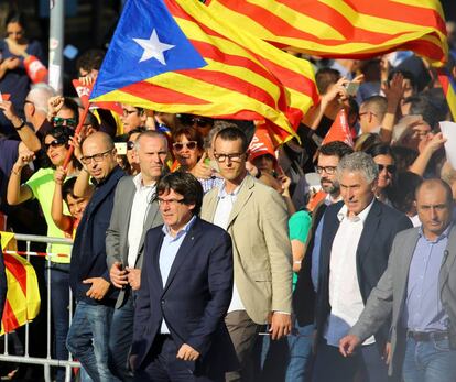 El presidente catalán, Carles Puigdemont, en el centro, participa en la marcha para protestar contra la decisión de la juez de encarcelar a líderes de la sociedad civil en Barcelona.