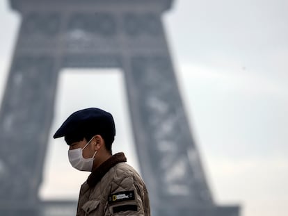 Turista usa máscara contra o coronavírus em Paris.