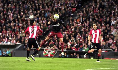 Fernando Torres marca de cabeza.